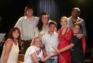 Violetta Chiarini (in rosso) con i suoi attori